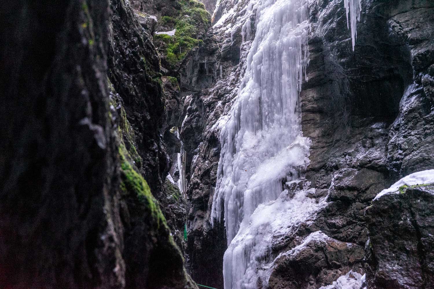 Breitachklamm-im-Winter-Eis-Wasserfall